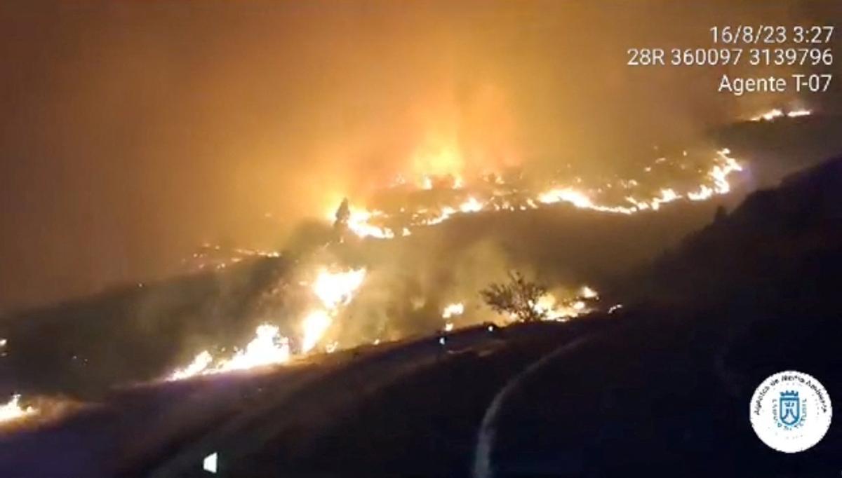 Un incendio forestal en Tenerife obliga a evacuar varias zonas