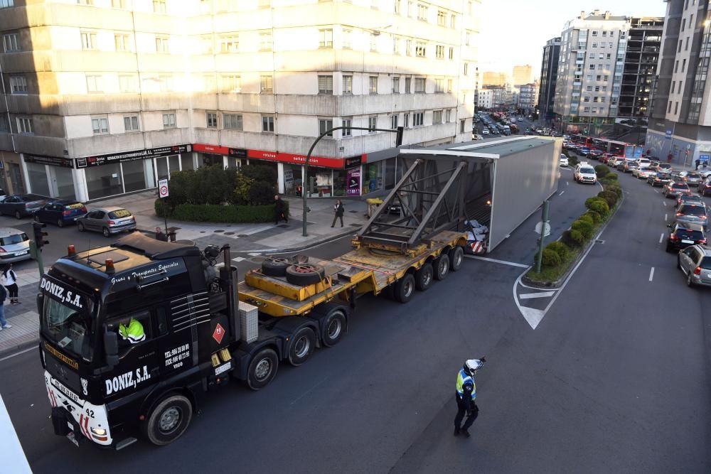 Un camión de transporte especial causa afecciones al tráfico en el cruce entre Ronda de Outeiro con avenida Finisterre