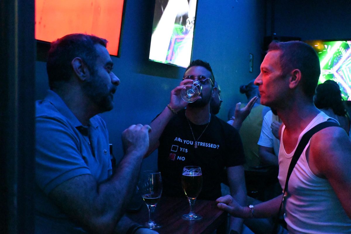 Hombres charlando en el Honey Bar de Barcelona.