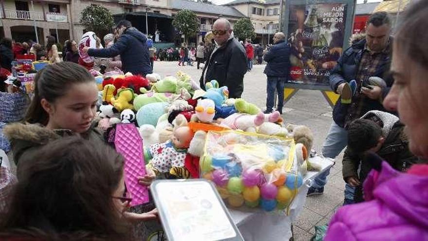 Mercadillo de la Semana Solidaria de Llaranes.