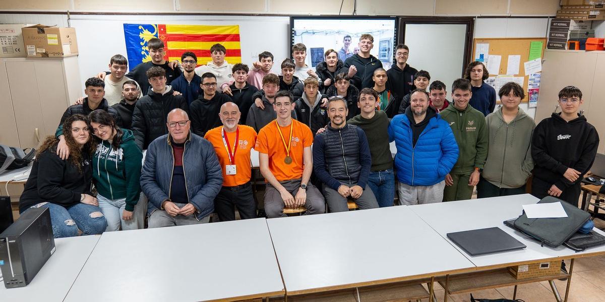 El ganador del oro en los SpainSkills 2026, Eric Ballester, junto a sus profesores y compañeros.