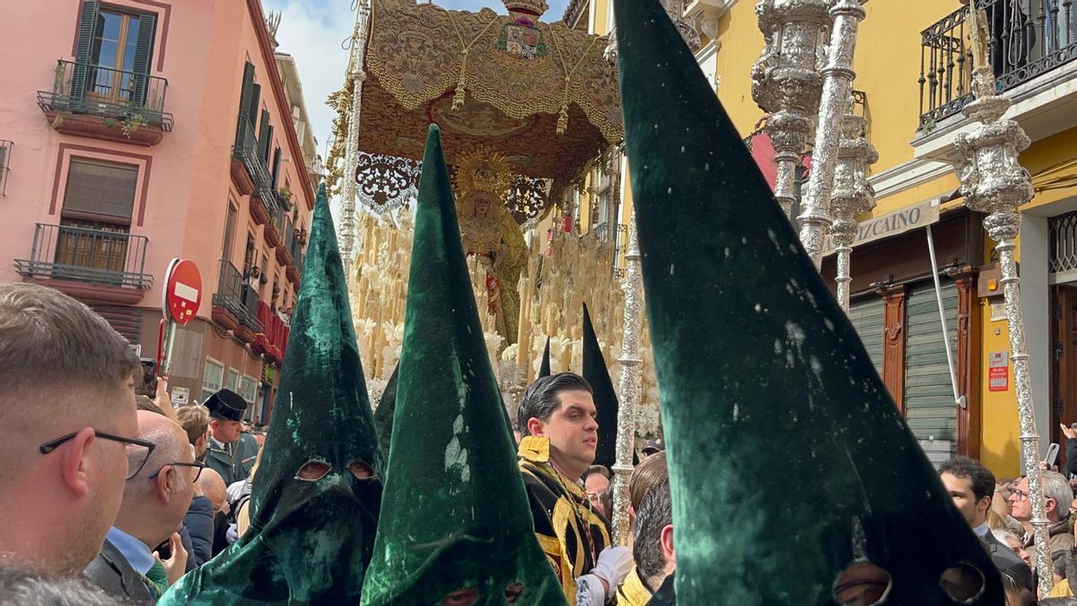La Macarena por la calle Feria.