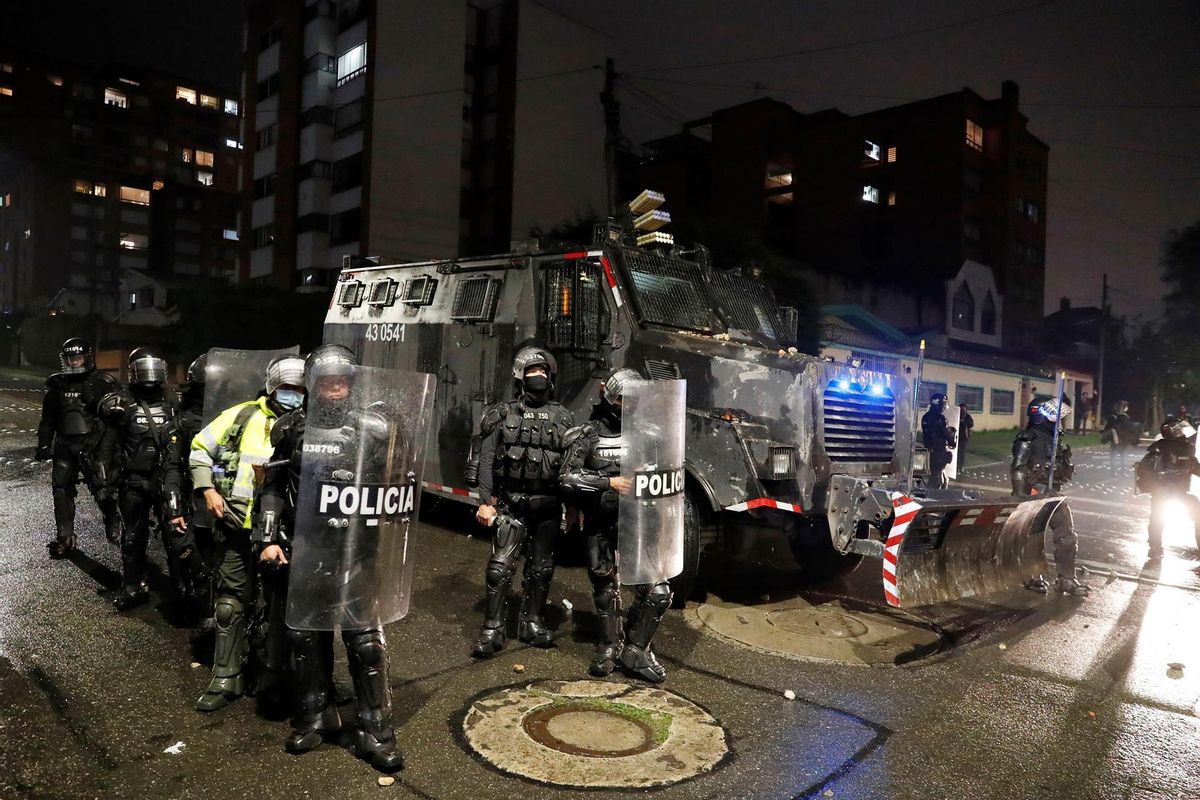 Antidisturbios se enfrentan a manifestantes que llegan al barrio donde tiene su residencia el presidente de Colombia Iván Duque, durante una jornada de protestas contra la reforma tributaria, hoy en Bogotá.