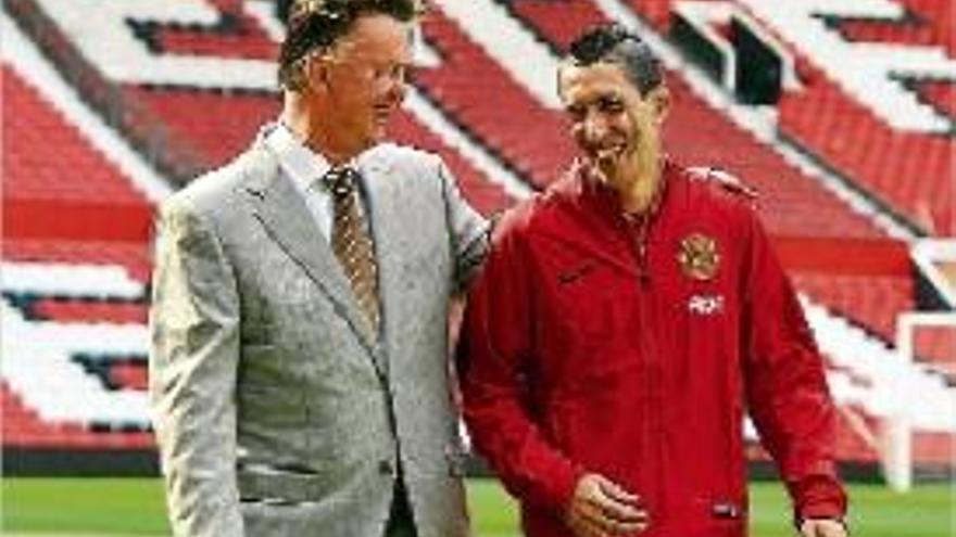 Van Gaal amb Di María, el fitxatge més car del Manchester United