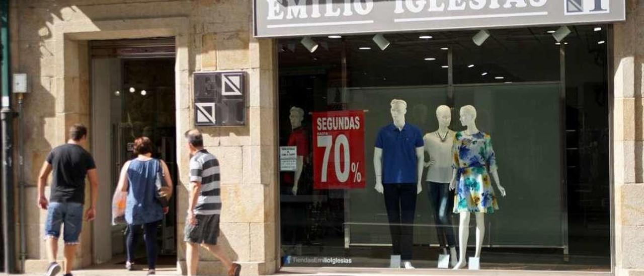 Escaparate de una tienda de A Estrada con carteles de rebajas, ayer. // Bernabé/ Noelia Porta