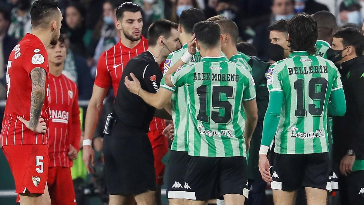 Polémica en el Betis-Sevilla por el objeto de Joan Jordán