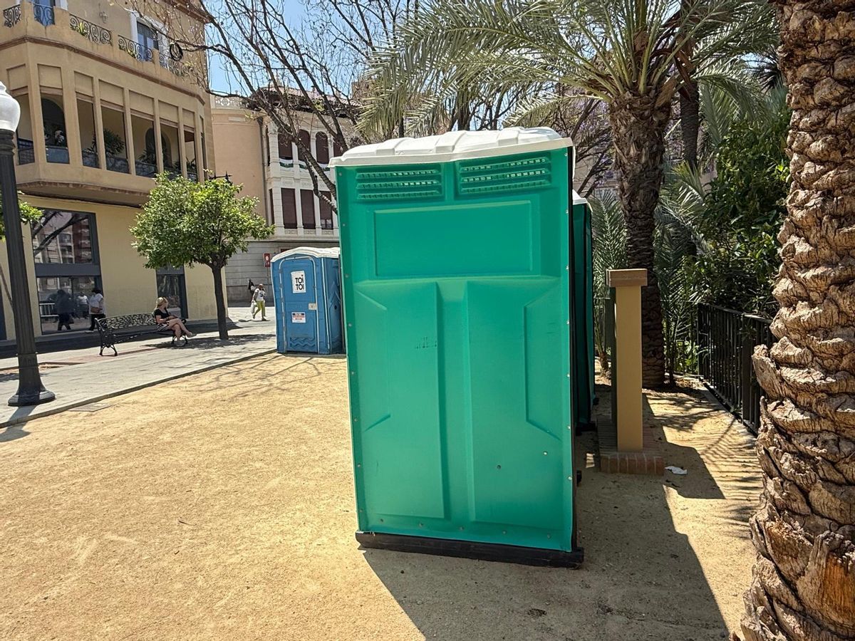 Baños portátiles tapan el monolito en honor al pintor Sánchez y Juan que se inauguró hace dos semanas