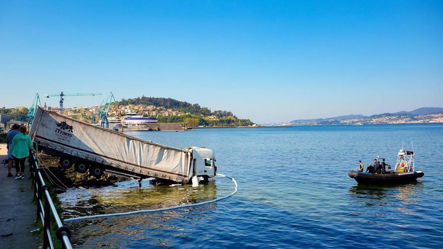 Cae un tráiler al mar en Vigo tras fallarle los frenos
