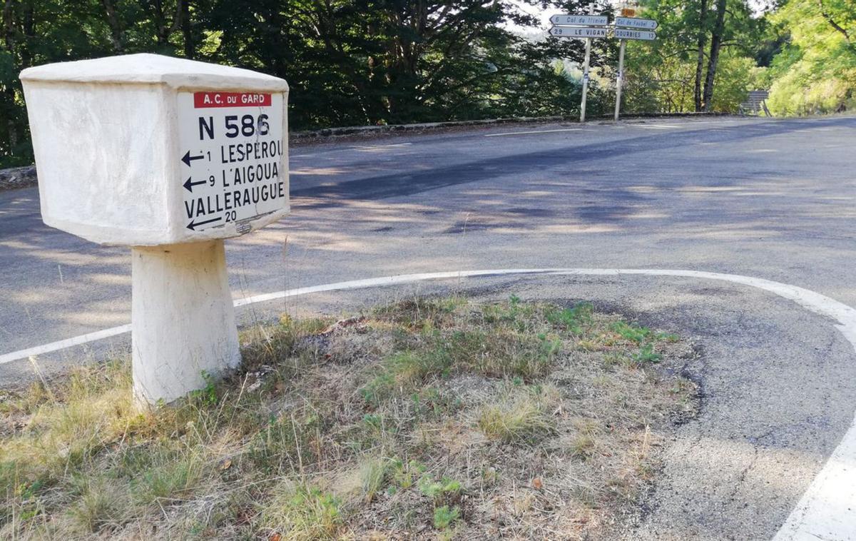 Monumento vandalizado en recuerdo del general Charles Huntziger, fallecido en esas montañas en accidente aéreo en 1941, en la Segunda Guerra Mundial.