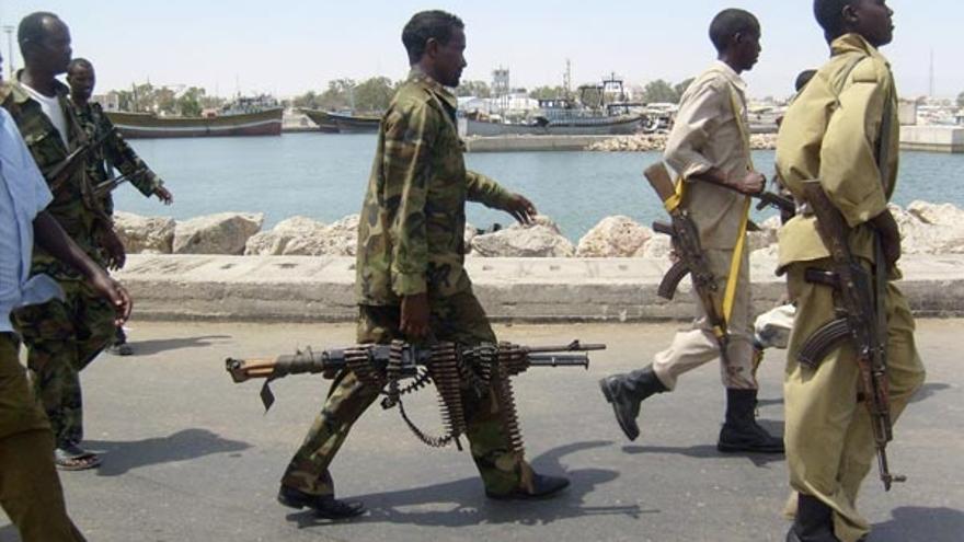 Un grupo de piratas somalís patrullan por la ciudad de Bosasso.