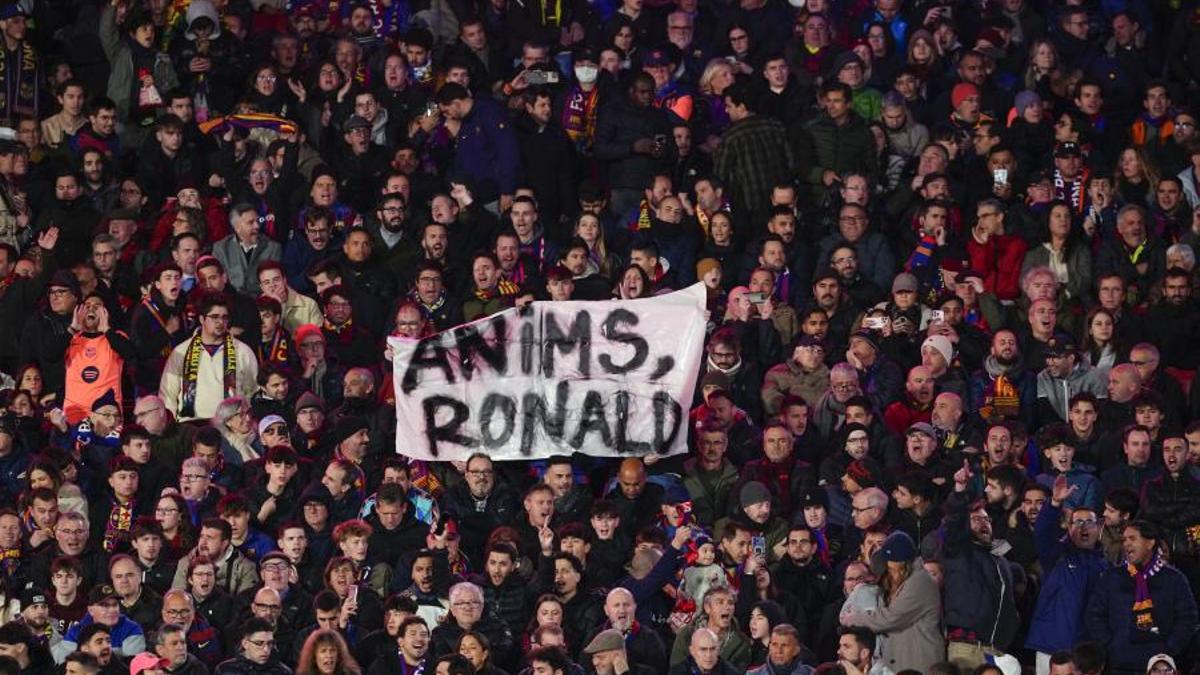 Pancarta de ánimos a Araujo en las gradas del Spotify Camp Nou