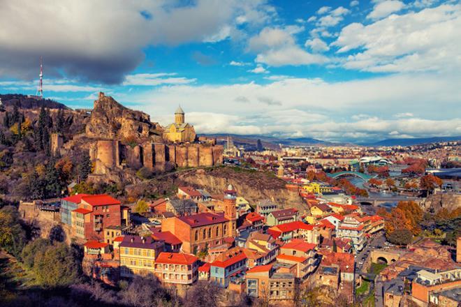 Vista panorámica de Tbilisi al atardecer (Georgia)