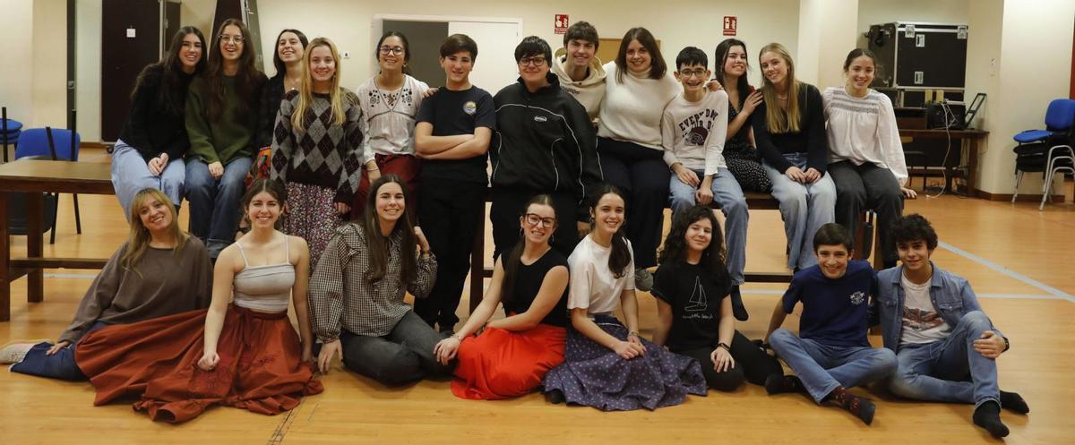 Por la izquierda, detrás, María Baragaño, Deva Jiménez, Cayetana Martínez, Paula Suárez, Carlota Pelegrín, Adrián Santín, Daniel Villar, Jorge Ferreño, Maite Heres, Manuel Cañas, Teresa De Albéniz, Elena Mclean y Olaya Pelegrín. Delante, Arantxa Ramos, Sara Montoto, Ángela Remis, Alba Delgado, Julia Viñuela, Emma Ceán, Rodrigo Flórez y Alvaro Díaz. | FERNANDO RODRÍGUEZ