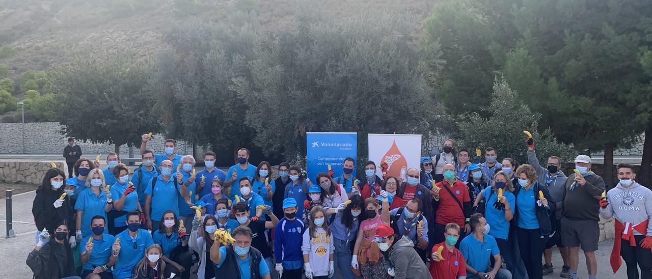 Voluntarios que participaron ayer en la limpieza de la Serra Grossa