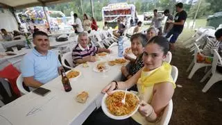 El secreto de la paella para cien de las fiestas de Las Caldas (Oviedo): "Paciencia, mimo y buena materia prima"