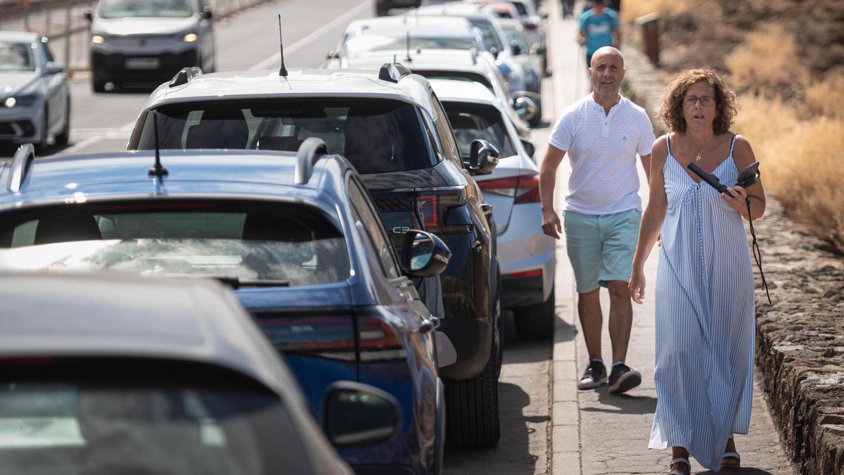 Vehículos aparcados en el margen de la carretera en el Parque Nacional del Teide