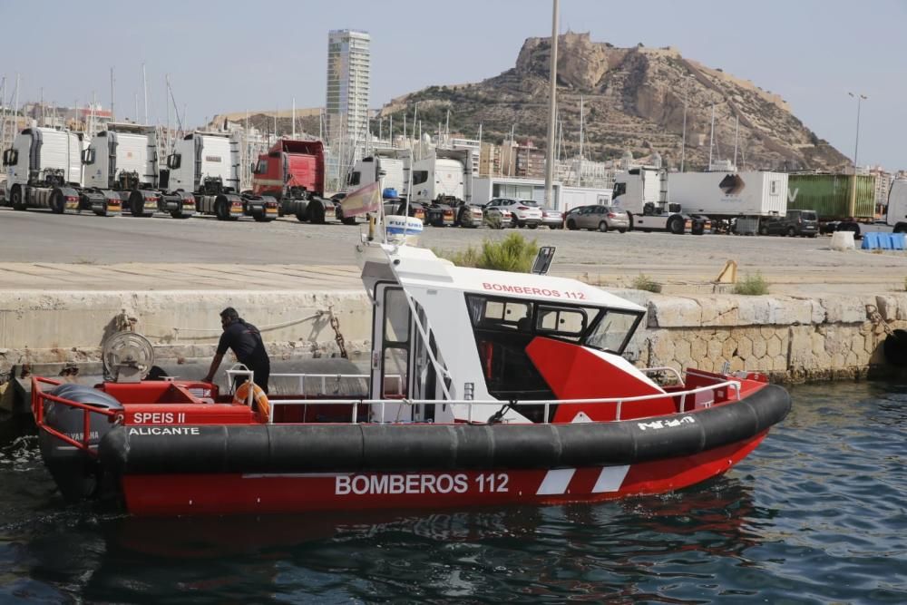 La dotación de los Bomberos cuenta con una motobomba capaz de suministrar 400 litros de agua, llega hasta los 38 nudos y es insumergible.