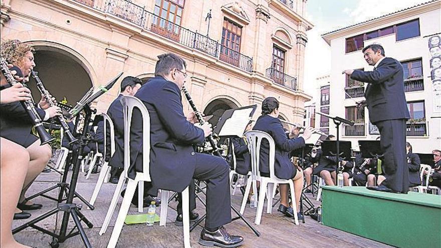 Las ‘Bic Bands’ ‘toman’ la plaza Mayor de Castelló