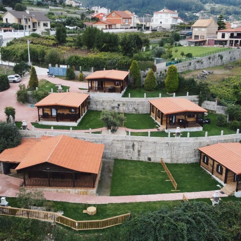 Una vista aérea del complejo de turismo rústico, en el lugar de As Meáns, en Bueu. |