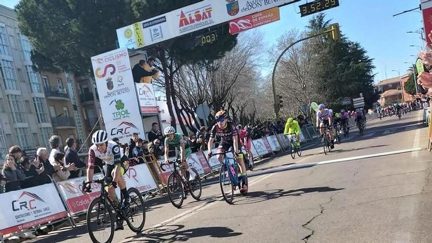 Entrada en meta de Gabriel Ochando  en el Circuito del Guadiana