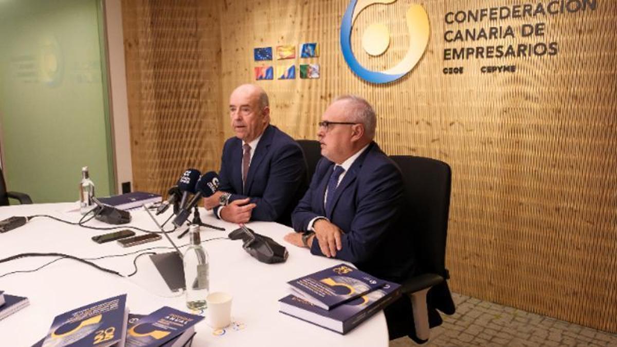 Pedro Ortega (izquierda) y José Cristóbal García, duranta la presentación del informe.