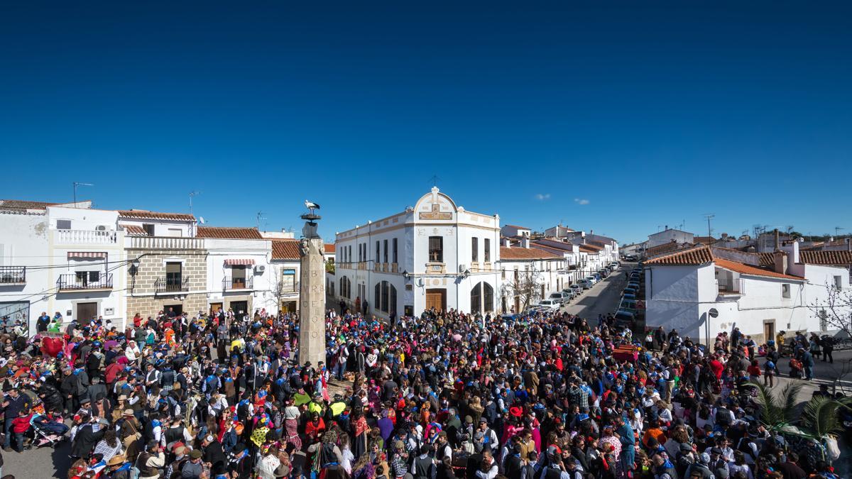 Imagen de la plaza Mayor de Malpartida durante la celebración de la Pedida de la Patatera.