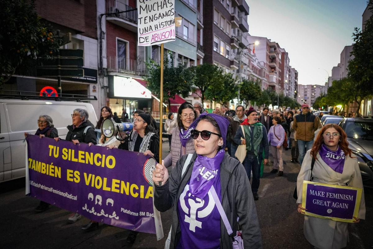 Alba Vizcaíno, víctima de violencia de género, durante la manifestación en Badajoz.