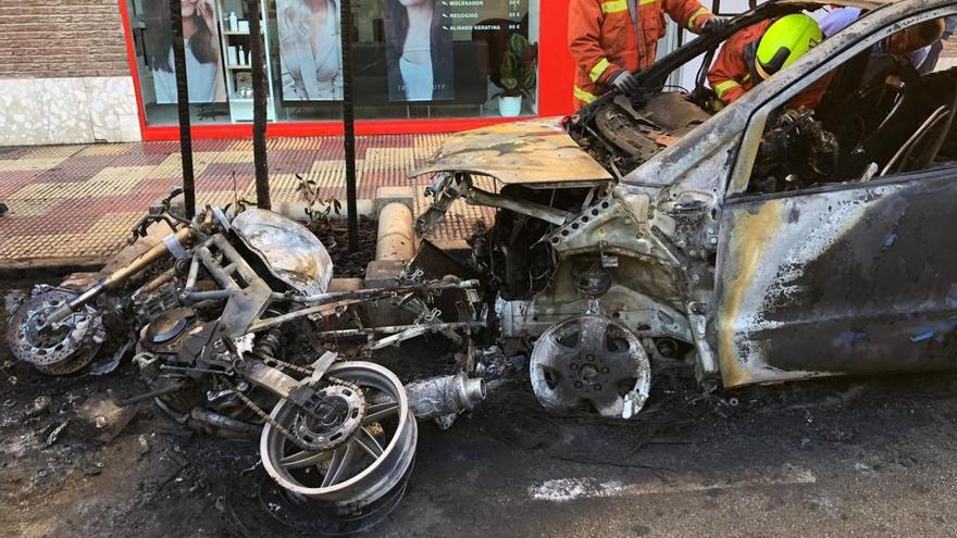 Incendio de dos turismos y una moto en Cullera