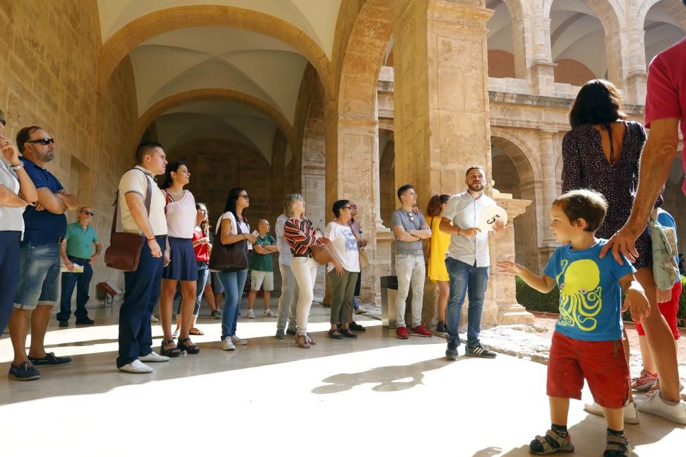 Instante de las visitas guiadas a San Miguel de los Reyes en el día del Pilar.