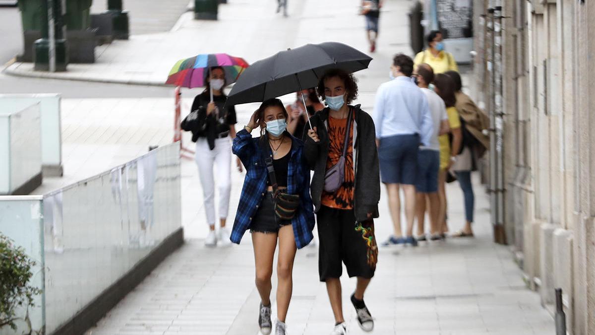 Dos jóvenes pasean por el centro de Vigo, este domingo // J. Lores