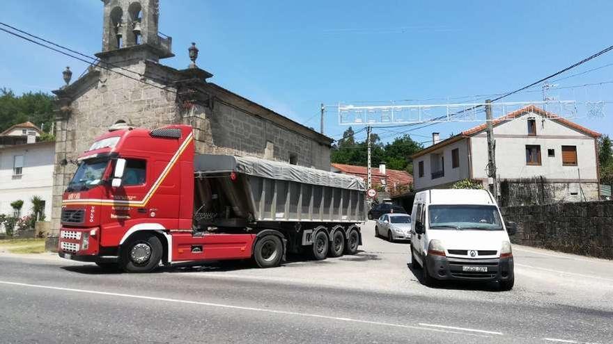 Cruce de la EP-2703 y la N-120, a la altura de la capilla de los Remedios. // D.P.