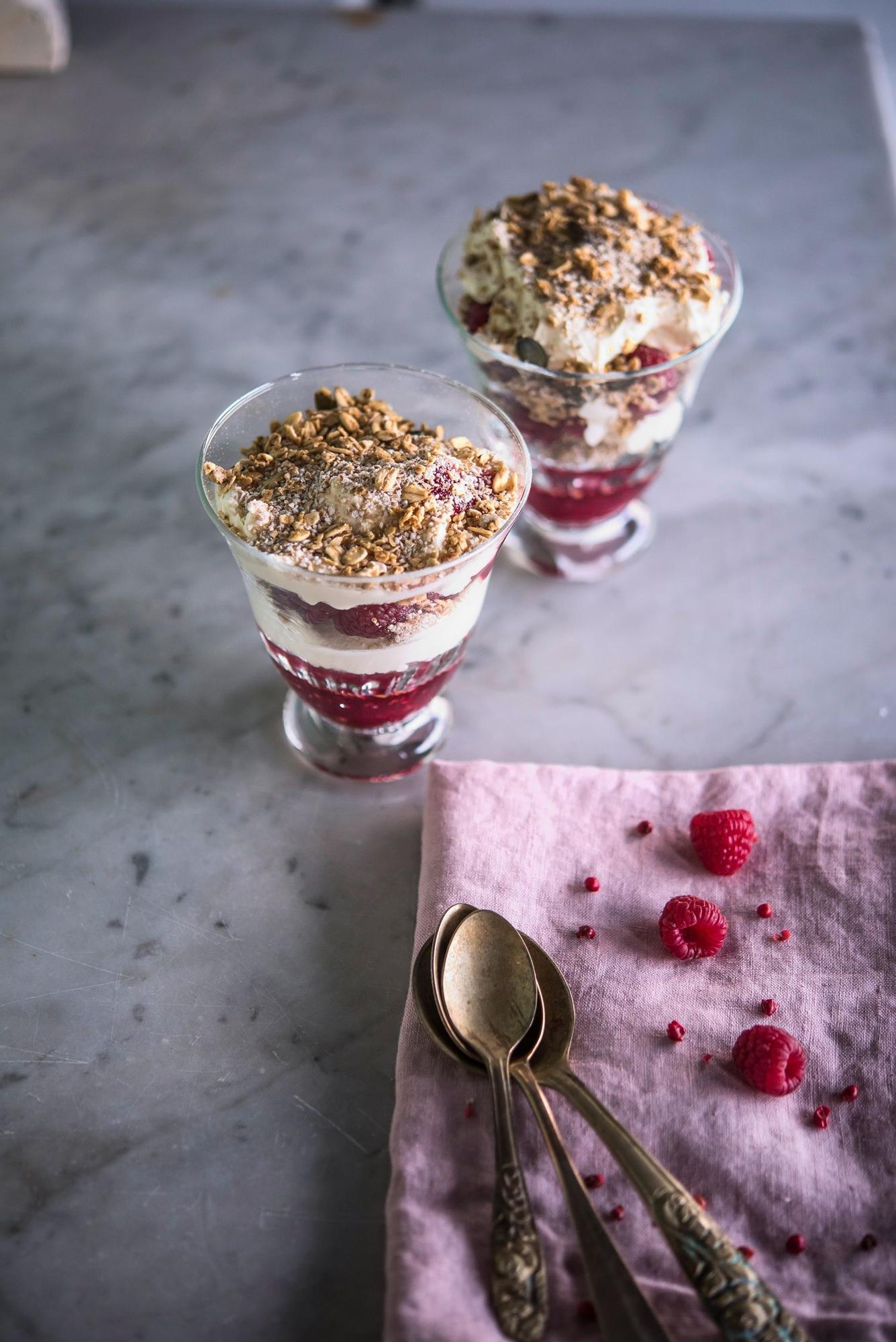 Postre tradicional escocés 'cranachan', que mezcla crema batida, whisky, miel, frambuesas frescas y avena tostada.