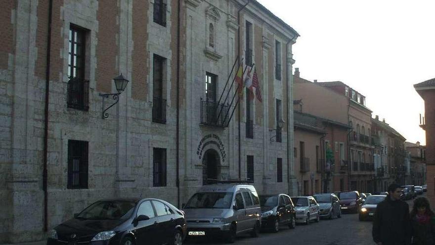 A la izquierda, edificio que alberga el servicio de residencia de la Diputación Provincial.