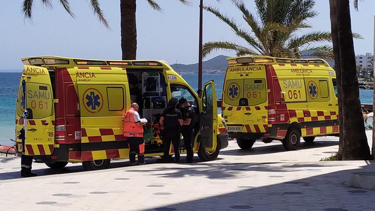 Los servicios médicos han trasladado al hombre al hospital de Ibiza.