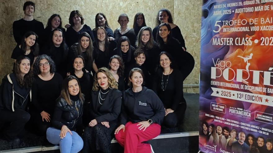 Lorena López y Sabela Cereijo, con los integrantes del Simia Coro Show.