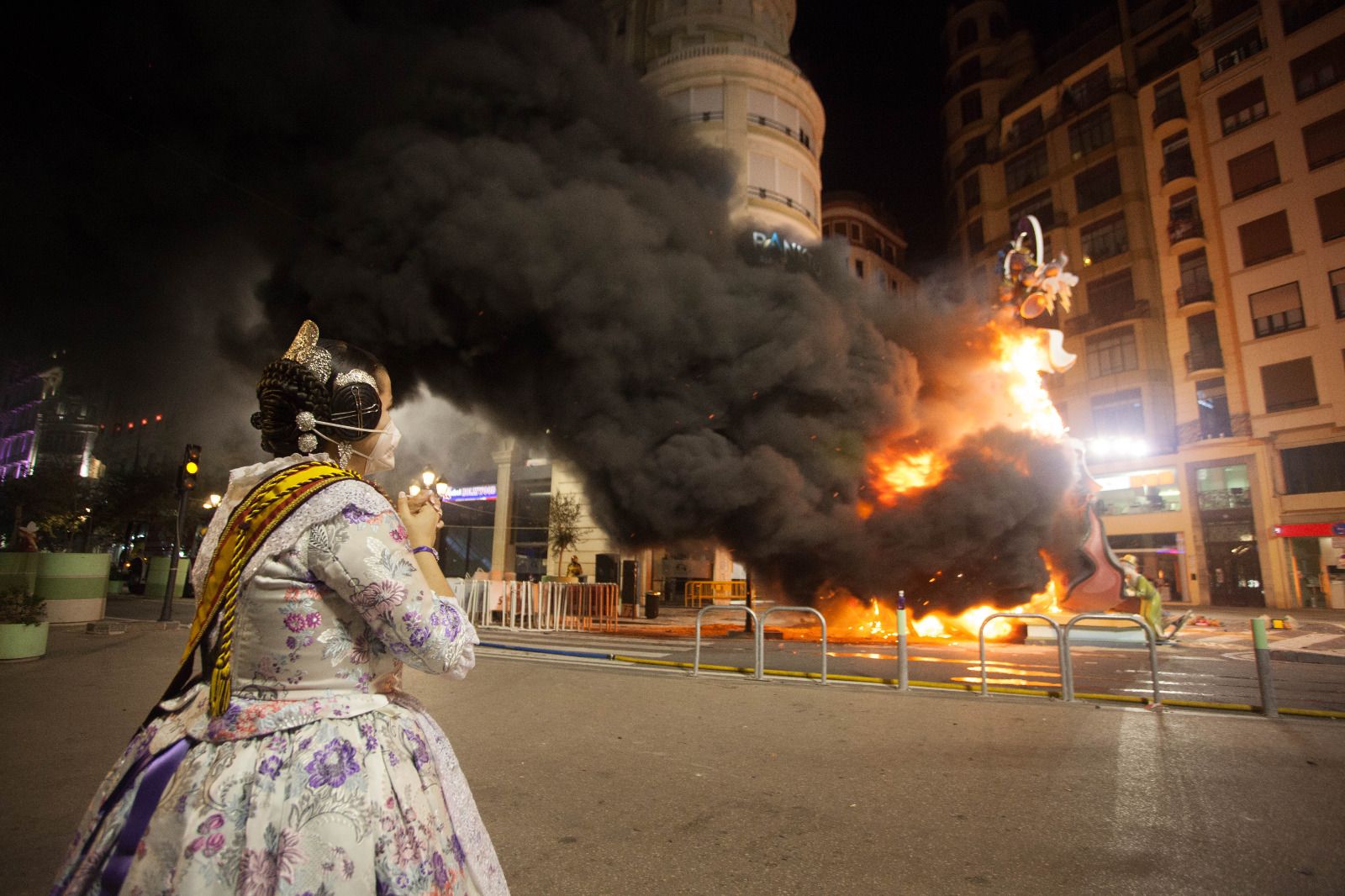 Así arden las otras fallas que se han plantado en la plaza del Ayuntamiento