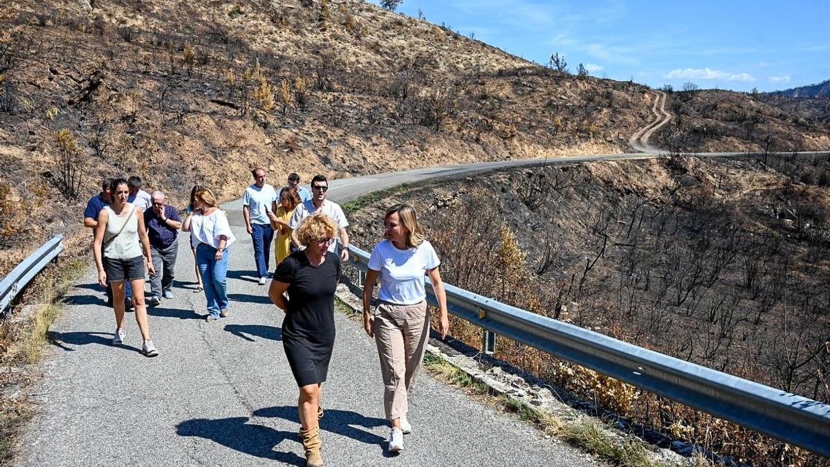 Pilar Alegría ha visitado las localidades afectadas por el incendio de Las Peñas de Riglos.