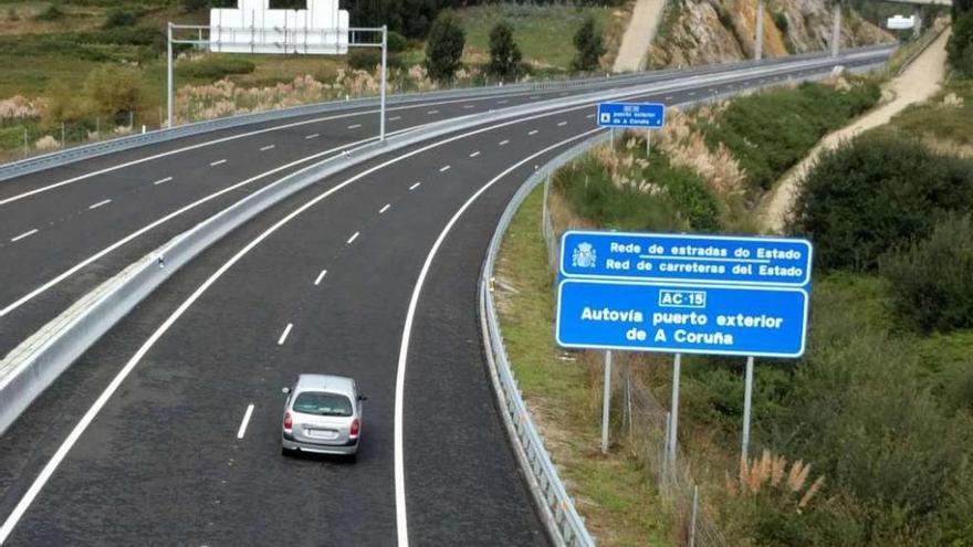 Un coche circula por el tramo de la autovía de Langosteira en el que se construiría el enlace de Meicende.