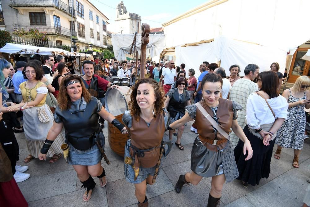 Miles de asistentes consolidan la Feira Franca como una de las fiestas históricas más destacadas de Galicia