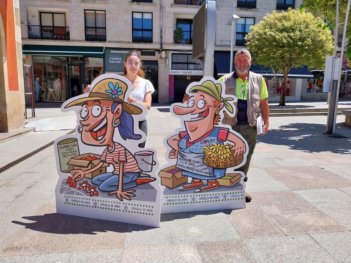 La concejala de Cultura de Bueu, Carmen García, y el capataz de Obras junto a algunas de las figuras diseñadas por Luís Davila que acompañarán a los alfombristas.