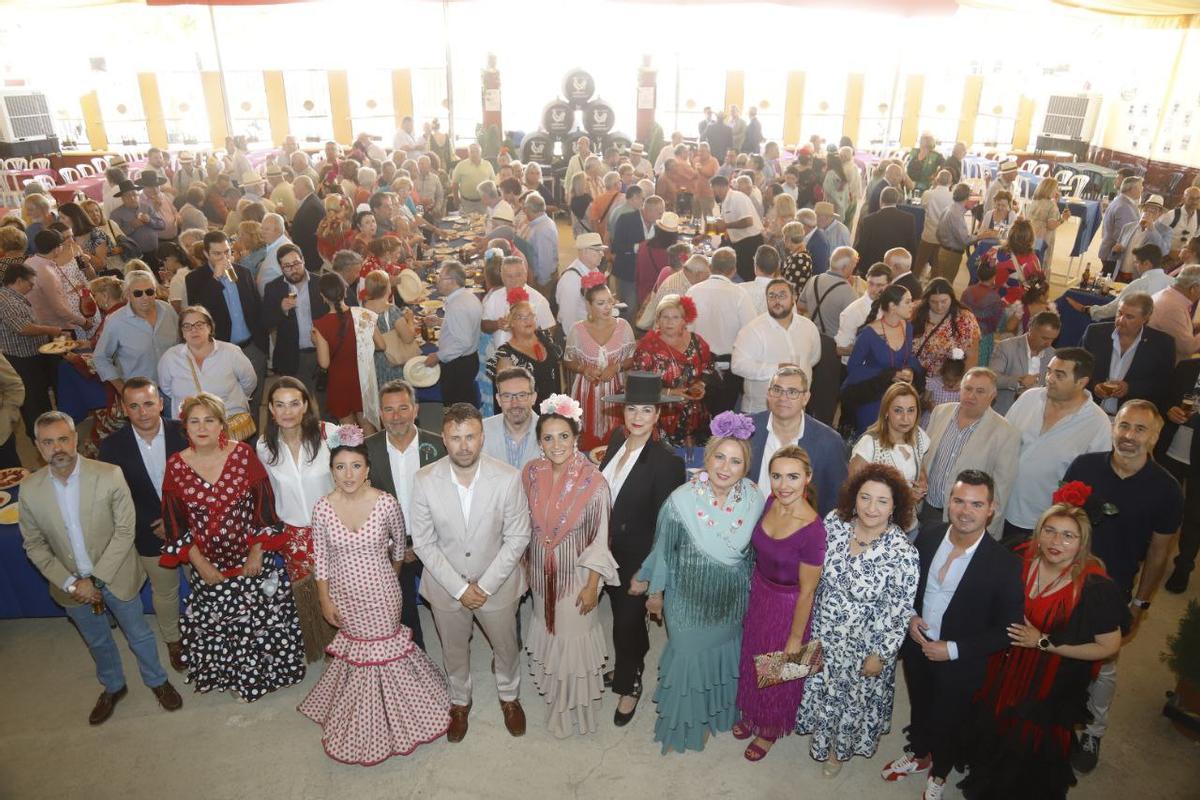 Foto de familia con Juan Serrano, presidente de la Federación de Peñas Cordobesas en el centro, durante la recepción de peñistas.