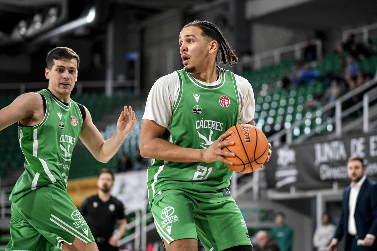 Albert Lafuente y Matteo Strikker, este último con el balón, en un encuentro reciente.