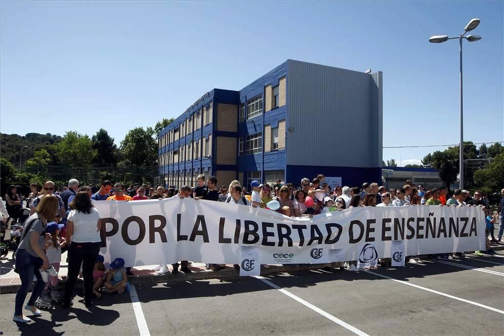 Concentración en el colegio Sagrada Familia contra el cierre de aulas