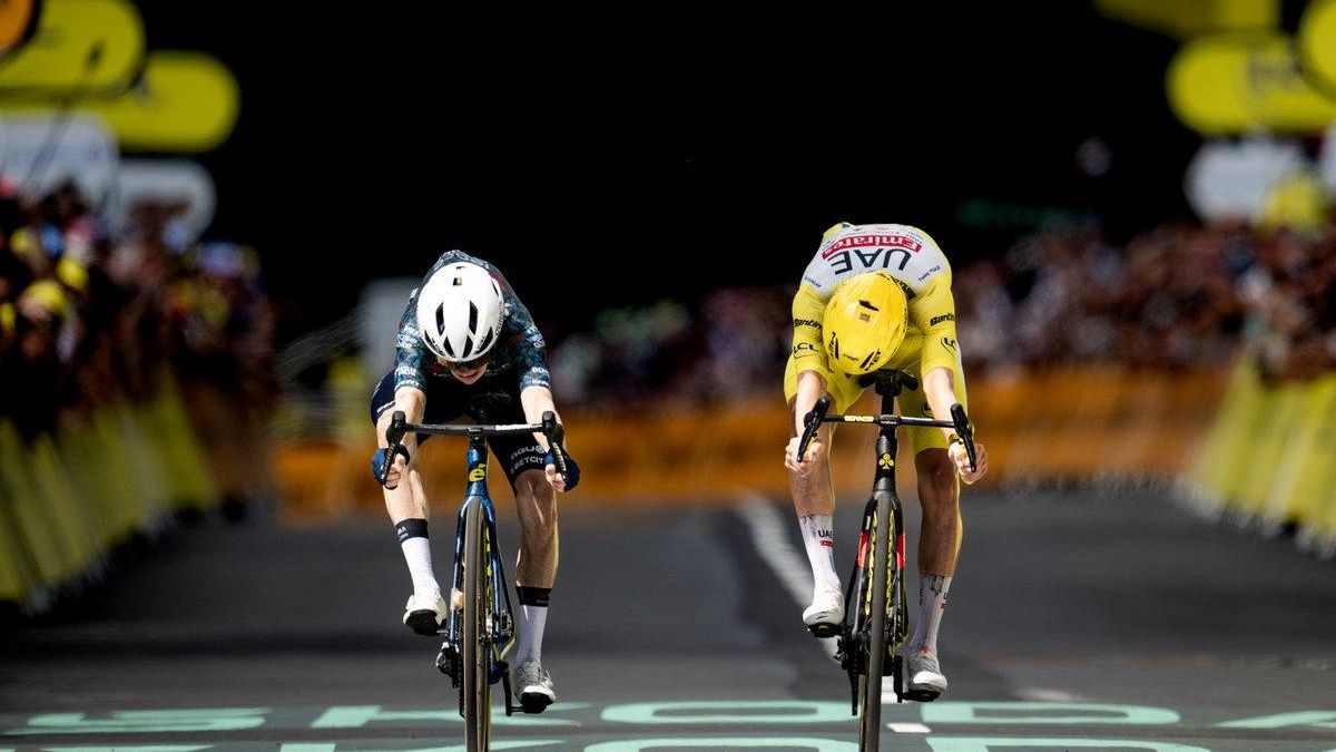 Pogacar, derecha, y Vingegaard, el año pasado en el Tour.