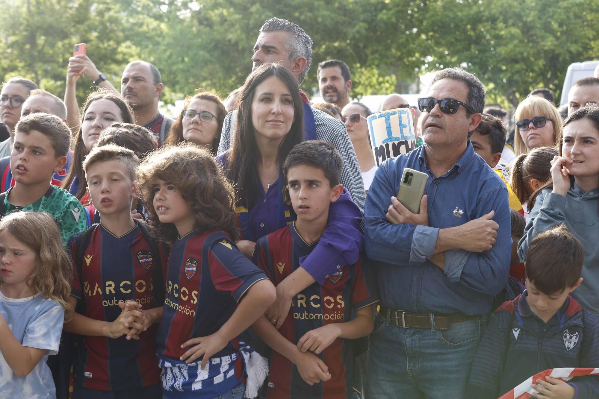 Recibimiento de la afición levantinista al equipo