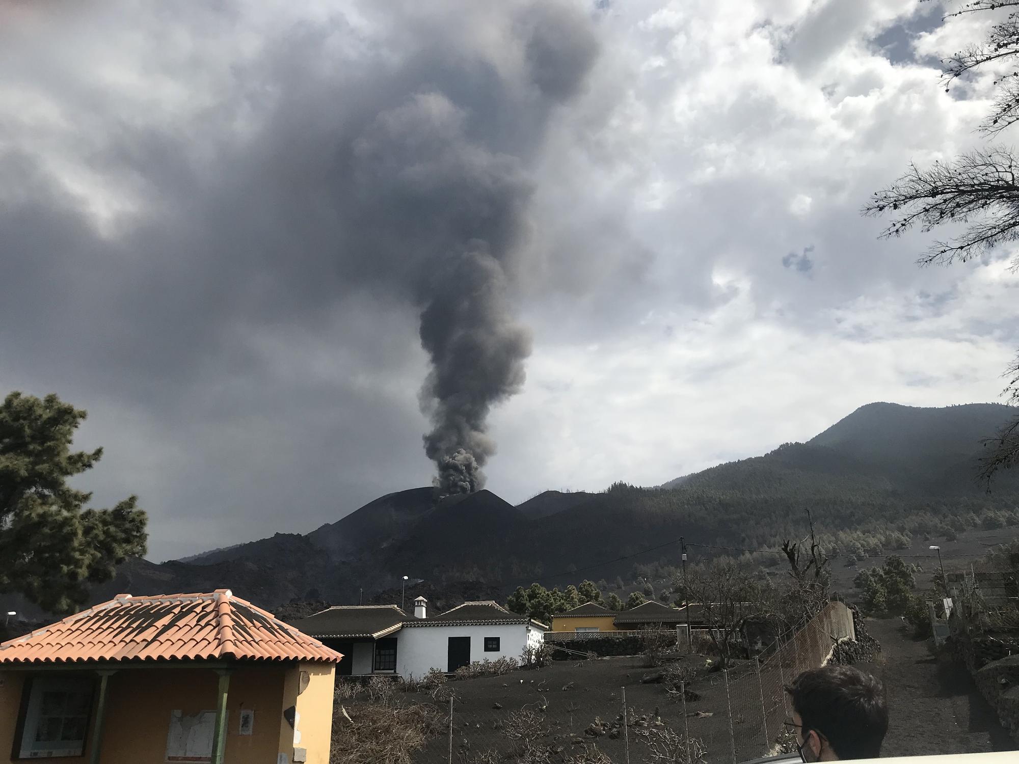 Vista del volcán Cumbre Vieja desde la carretera LP-2 en obras que dirige la zamorana.