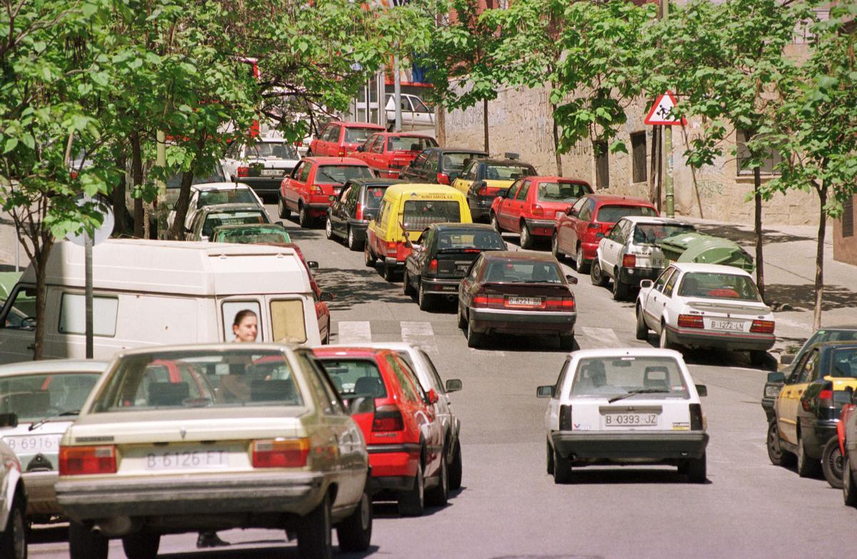 Coches estacionados y circulando por una calle de Roquetas, en 1998