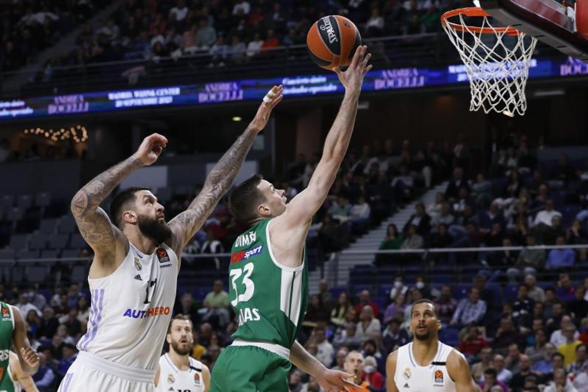 Dimsa entra a canasta en partido de Euroliga ante el Real Madrid en 2023.