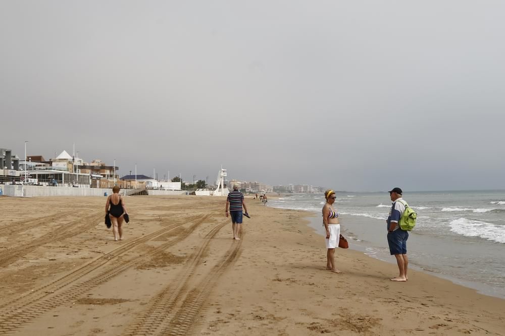 Escasa afluencia a las playas de Torrevieja el primer día de reapertura para paseo y práctica de deporte individual