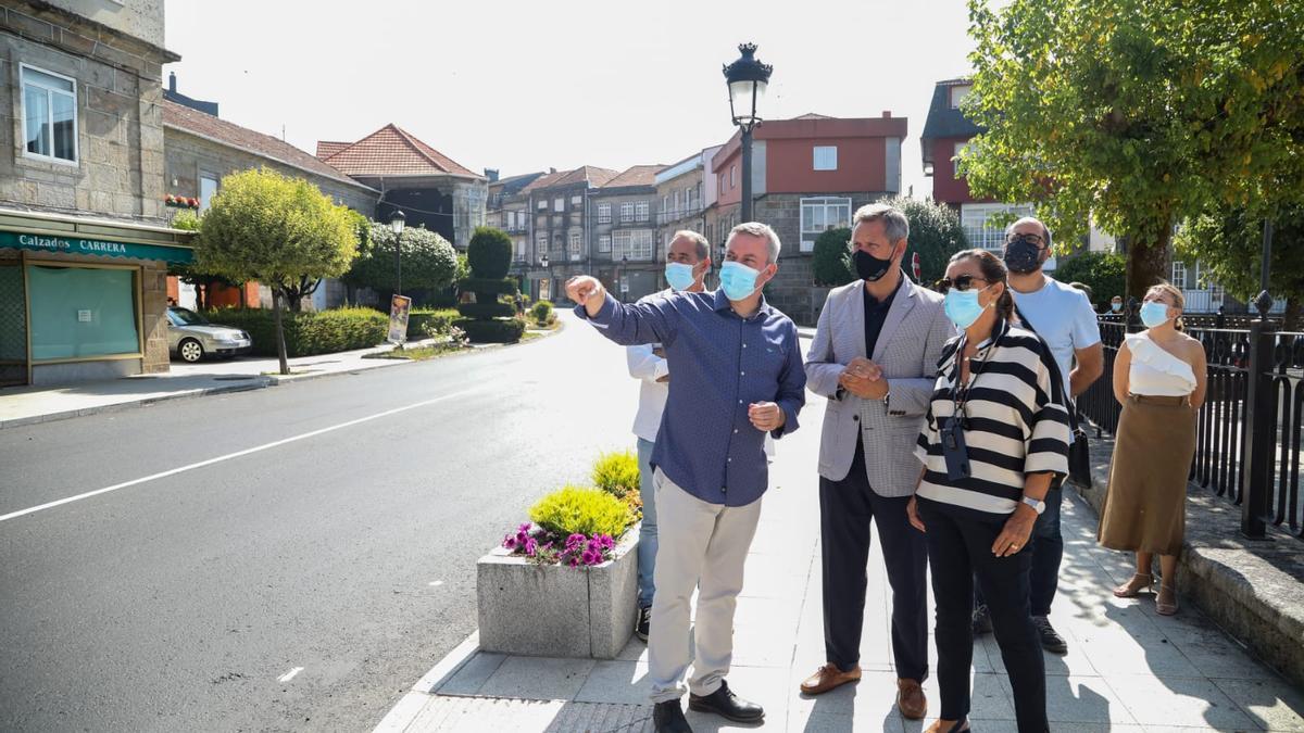 José Miñones supervisa el asfaltado de la N-120 en A Cañiza